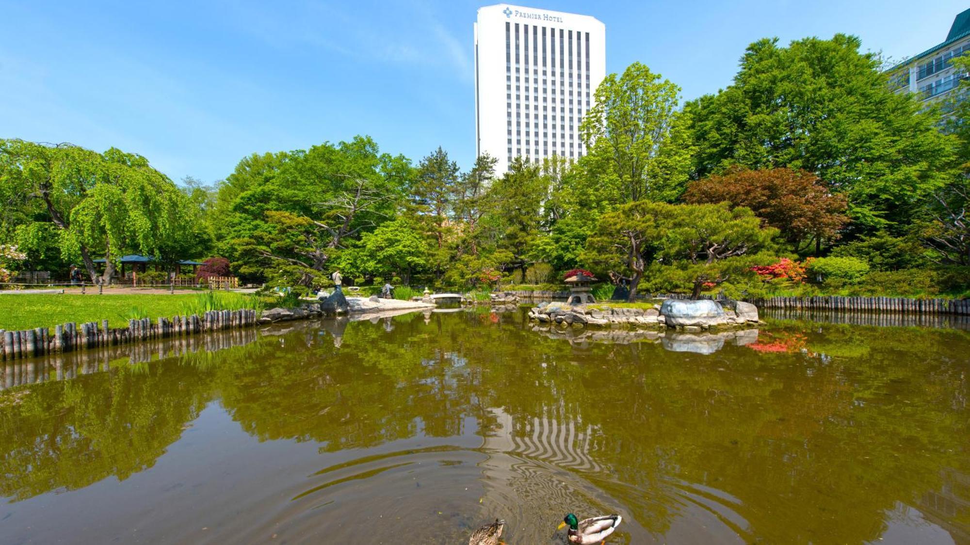 Premier Hotel Nakajima Park Sapporo Dış mekan fotoğraf The duck pond at the center of the park
